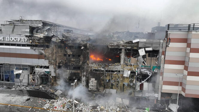 Un centro comercial gravemente dañado por un ataque ruso, en Dnipro, el 29 de diciembre de 2023. 