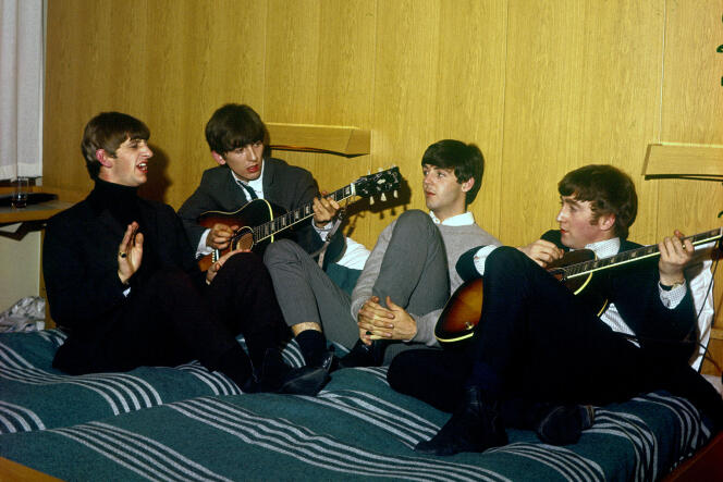 Les Beatles dans leur chambre d’hôtel à Stockholm lors de leur tournée d’automne en Suède, en 1963.