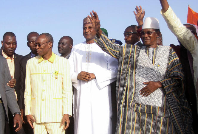 Les premiers ministres du Burkina Faso, Apollinaire Joachim Kyélem de Tambèla (à gauche), du Niger, Ali Mahamane Lamine Zeine (au centre), et du Mali, Choguel Kokalla Maiga (à droite), à Niamey, le 29 décembre 2023. 