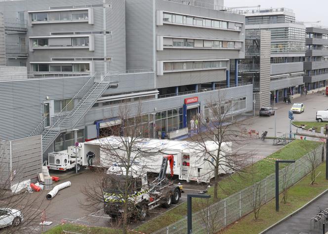 Lors de l’installation d’une unité sanitaire mobile sur le parking des urgences du Nouvel Hôpital civil de Strasbourg, le 22 décembre 2023. 