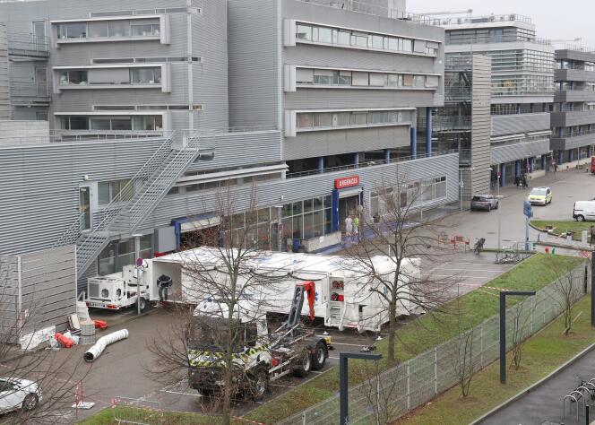 Durante la instalación de una unidad sanitaria móvil en el aparcamiento de urgencias del Nuevo Hospital Civil de Estrasburgo, el 22 de diciembre de 2023. 