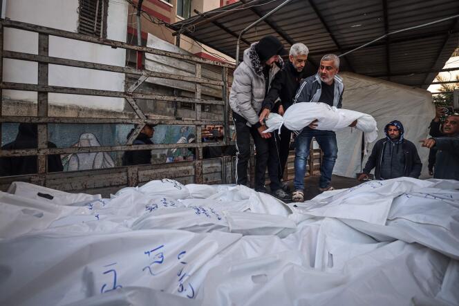 Des corps de victimes palestiniennes de bombardements à Rafah chargés dans un camion, le 29 décembre 2023, avant leur enterrement.