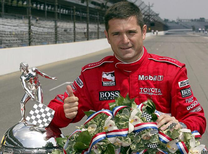 El piloto Gil de Ferran posa con el trofeo de las 500 Millas de Indianápolis, el 26 de mayo de 2003.