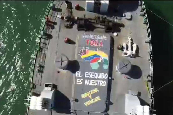 Esta imagen difundida por las fuerzas armadas venezolanas el 29 de diciembre de 2023 muestra una fragata venezolana con la inscripción “El Esequibo es nuestro”.