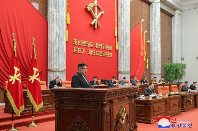Ο ηγέτης της Βόρειας Κορέας Κιμ Γιονγκ Ουν παρευρίσκεται στην ολομέλεια της κεντρικής επιτροπής του Εργατικού Κόμματος της Κορέας στην Πιονγκγιάνγκ. Φωτογραφία που δημοσιεύτηκε από το Κορεατικό Κεντρικό Πρακτορείο Ειδήσεων στις 31 Δεκεμβρίου 2023.