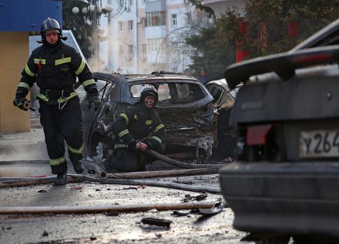Οι πυροσβέστες εργάζονται για να σβήσουν τα φλεγόμενα αυτοκίνητα μετά από μια επίθεση που κατηγορήθηκε στην Ουκρανία από τις ρωσικές αρχές, στο Μπέλγκοροντ της Ρωσίας, στις 30 Δεκεμβρίου 2023.