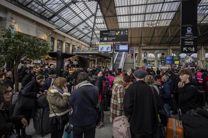 Pasajeros del Eurostar en la Gare du Nord, en París, el 30 de diciembre de 2023, tras la cancelación de los trenes.