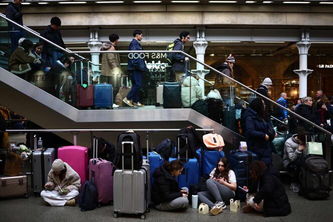 Los pasajeros esperan noticias sobre las salidas del Eurostar en la estación de St Pancras en Londres, ya que los servicios se interrumpen debido a las inundaciones, el 30 de diciembre de 2023.