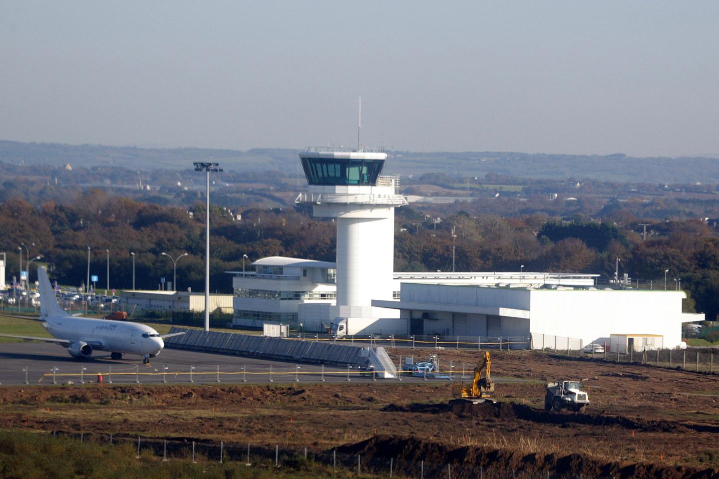 El aeropuerto, alcanzado por un rayo, cancela todos sus vuelos hasta la medianoche del domingo.