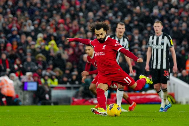 El delantero del Liverpool Mohamed Salah durante su primer intento (fallado) de penalti, contra el Newcastle, el 1 de enero de 2024, en Liverpool.