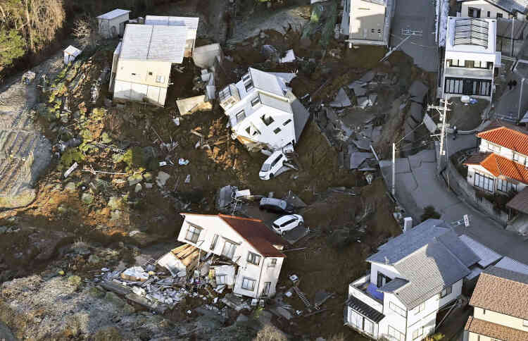 Case crollate a Kanazawa, prefettura di Ishikawa, Giappone, 2 gennaio 2024.