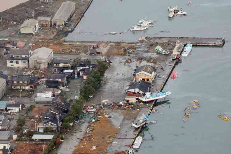 Esta fotografía aérea proporcionada por Jiji Press muestra barcos volcados y otros abandonados en tierra en el puerto pesquero de la ciudad de Suzu, prefectura de Ishikawa, Japón, el 2 de enero de 2024.