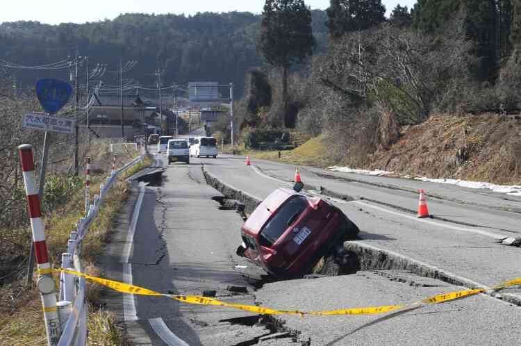 Su una strada parzialmente crollata vicino alla città di Anamizu, prefettura di Ishikawa, Giappone, 2 gennaio 2024.