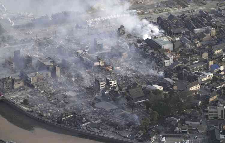 Il fumo si alza dal luogo di un incendio in seguito al terremoto di Wajima, nella prefettura di Ishikawa, in Giappone, il 2 gennaio 2024.