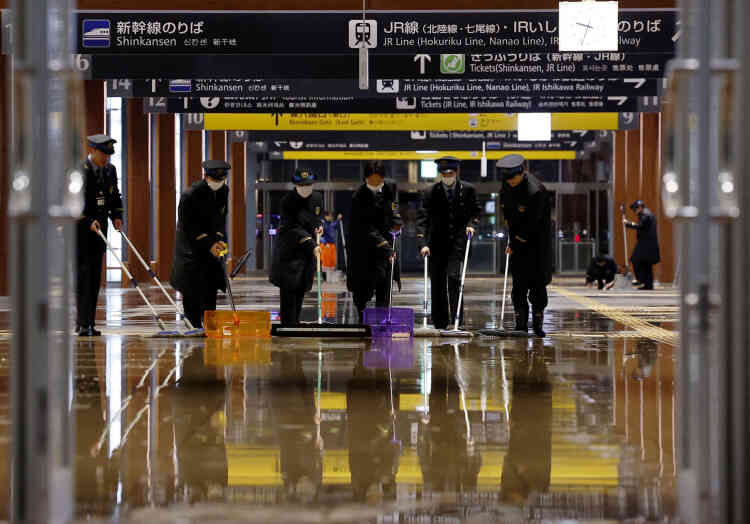 I ferrovieri evacuano l'acqua dopo la rottura dei tubi alla stazione di Kanazawa, capitale della prefettura di Ishikawa, Giappone, 1 gennaio 2024.