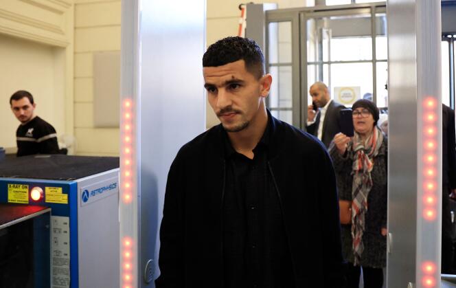 Il calciatore Youssef Atal davanti al tribunale di Nizza per il suo processo, il 18 dicembre 2023. 