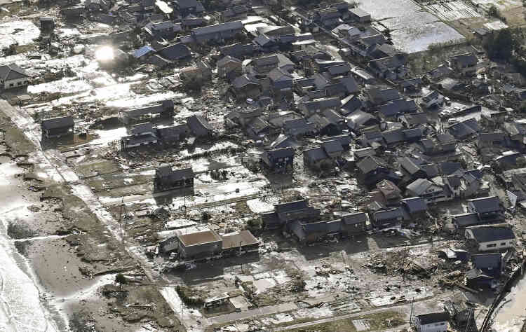 Case distrutte lungo la costa a Suzu, prefettura di Ishikawa, Giappone, 2 gennaio 2024.