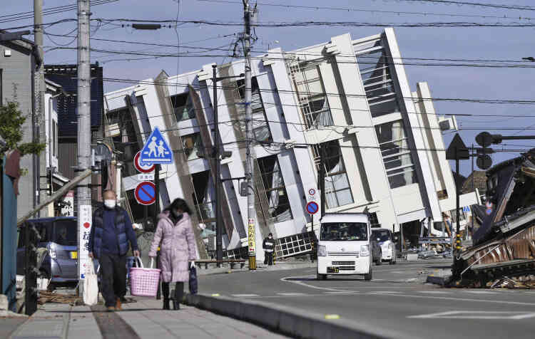 Un edificio crollato in seguito al terremoto che colpì Wajima, prefettura di Ishikawa, Giappone, il 2 gennaio 2024.