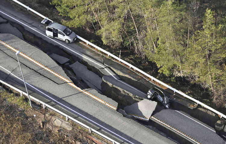 Una carretera dañada por los terremotos en Anamizumachi, prefectura de Ishikawa, Japón, el 2 de enero de 2024. 
