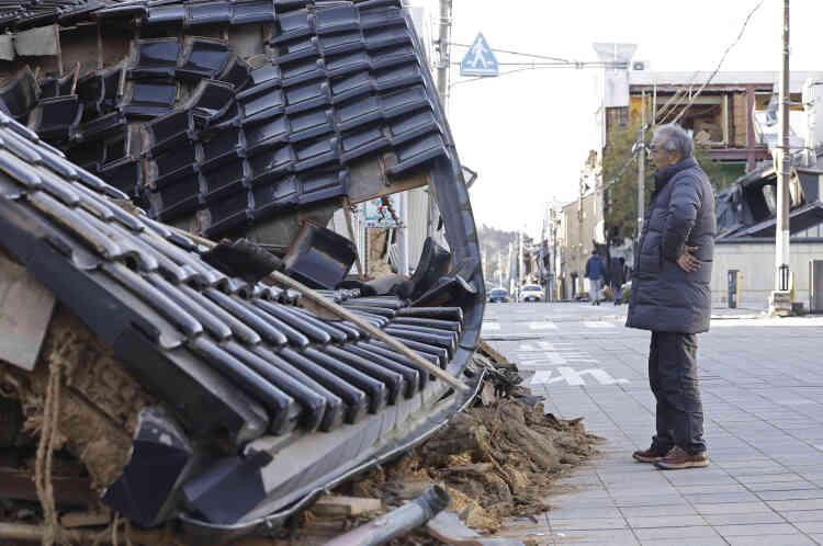 Di fronte a un negozio di candele distrutto a Nanao, nella prefettura di Ishikawa, in Giappone, il 2 gennaio 2024.