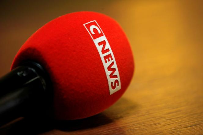 Un micro de la chaine Cnews au tribunal de Paris, en France, le 10&nbsp;mai 2021.