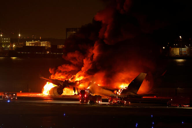 El avión A350 de Japan Airlines se incendia en el aeropuerto internacional de Haneda en Tokio, Japón, el 2 de enero de 2024. 