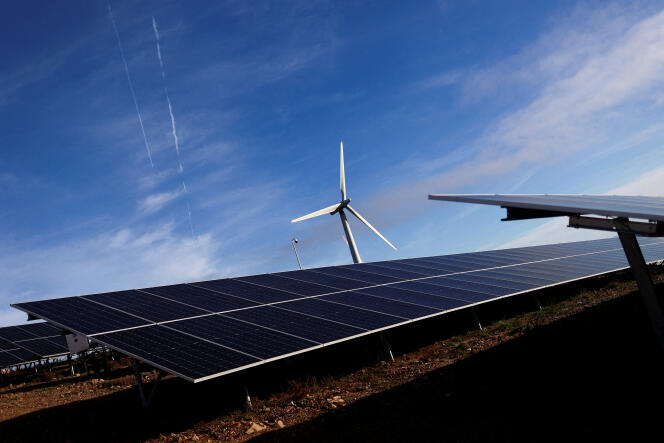Installation de production d’électricité avec éoliennes et panneaux photovoltaïques, à Sabuga (Portugal), le 12 janvier 2023.