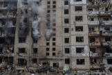 Un immeuble résidentiel détruit à la suite de plusieurs attaques de missiles russes, à Kiev, en Ukraine, le 2 janvier 2024.