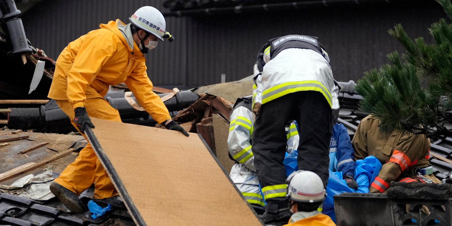 Au Japon, après le puissant séisme, les secouristes confrontés à une météo très défavorable