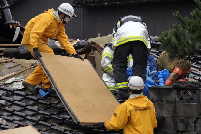 Vigili del fuoco e soccorritori lavorano attorno a una casa crollata dopo un forte terremoto a Suzu, nella prefettura di Ishikawa, il 3 gennaio 2024.