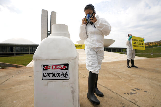 Ativistas do Greenpeace protestam contra o projeto de lei que mudaria as regras de aprovação e comercialização de agrotóxicos, em frente ao Congresso Nacional, em Brasília, Brasil, em 4 de outubro de 2023. 