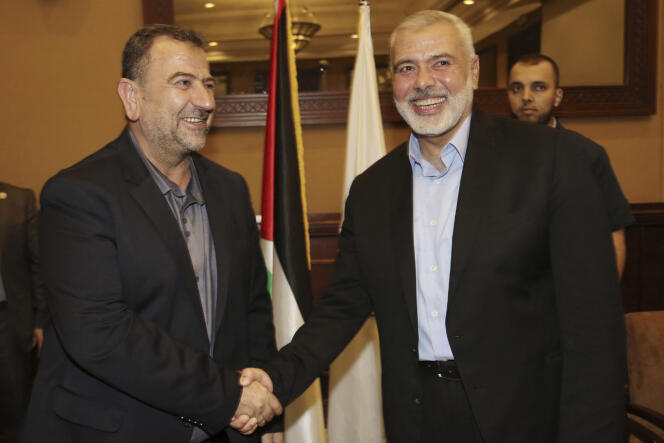Le chef du bureau politique du Hamas, Ismaïl Haniyeh (à droite) et son second, Saleh Al-Arouri, à Gaza, le 2 août 2018.