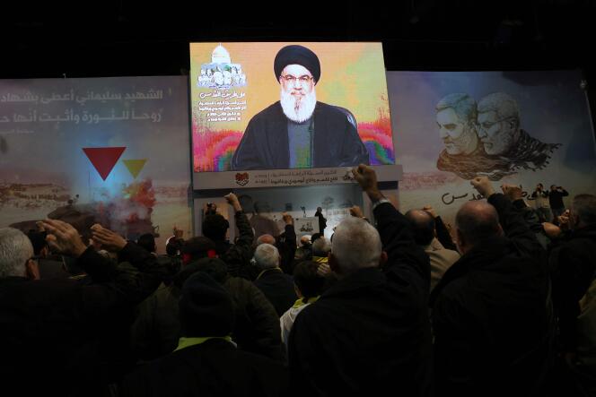 La gente observa el discurso del líder de Hezbollah, Hassan Nasrallah, en un suburbio del sur de Beirut el 3 de enero de 2024.