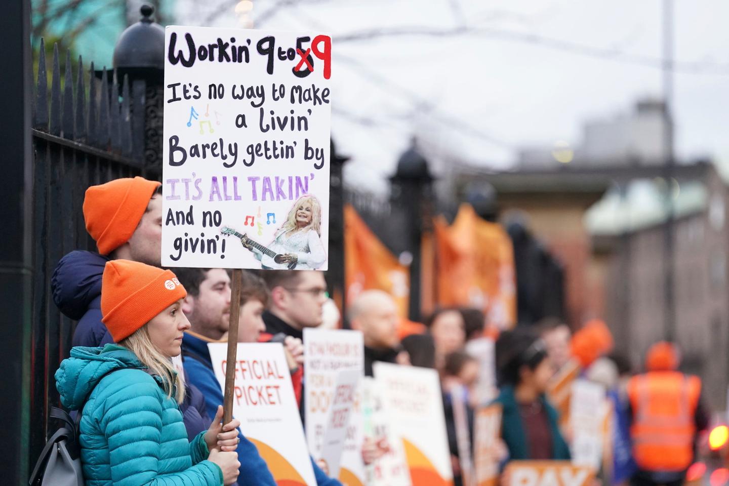 English doctors begin longest-ever NHS strike