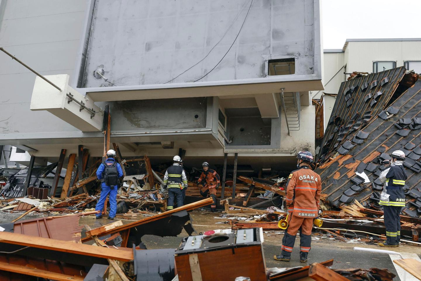 Death toll in Japan earthquake rises to 62 as weather hinders rescue effort