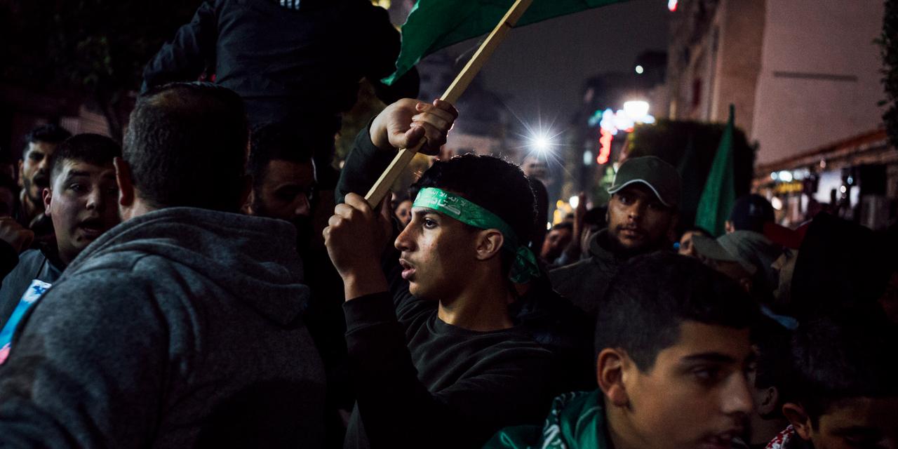 Quelques centaines de manifestants se retrouvent dans le centre ville de Ramallah et scandent des slogans de soutien au Hamas suite à l'annonce de la mort du numéro deux du bureau politique du parti islamiste, Saleh Al-Arouri, tué dans une frappe israélienne près de Beyrouth. Ramallah, Cisjordanie, le 2 janvier 2024.