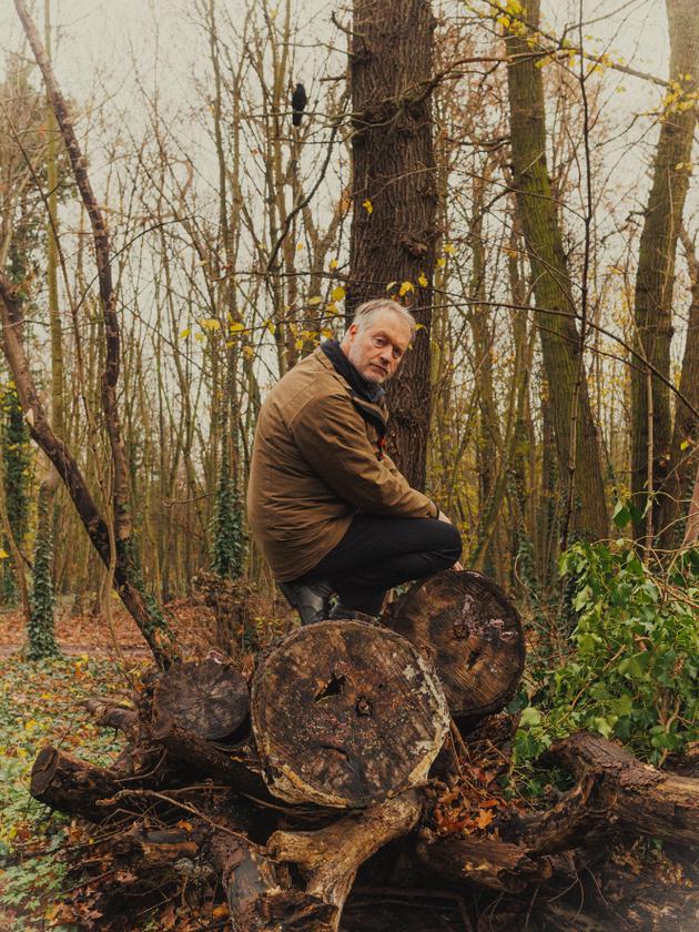 Marc-André Selosse in the Bois de Vincennes, on a dead tree stump hosting silver leaf fungus (purple stereaceae), December 12, 2023.