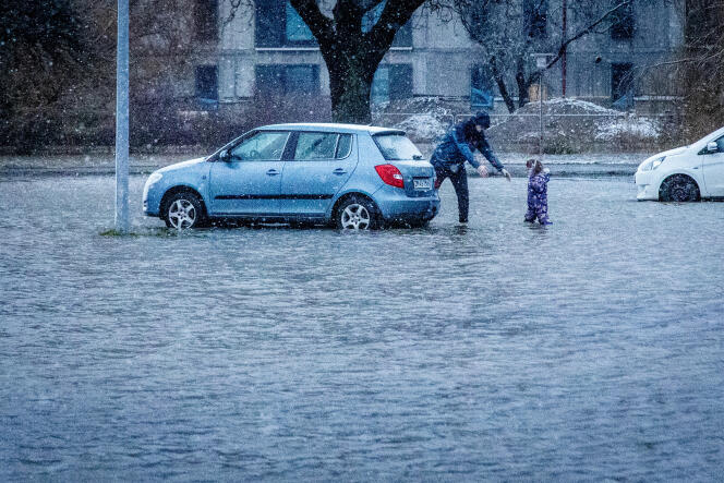 Une route inondée en raison de fortes pluies, à Nykoebing Falster (Danemark), le 4 janvier 2024.
