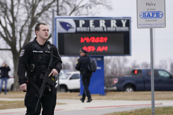 La police intervient au lycée Perry dans l’Iowa, le jeudi 4 janvier 2024.