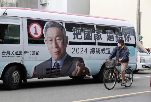  A bus covered with an election sticker depicting Taiwanese presidential candidate Ko Wen-je, in Hsinchu (Taiwan), January 4, 2024.