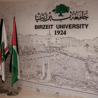 Des drapeaux palestiniens à côté du nom de l'université et son année d'ouverture, 1924, à l'Université de Birzeit, Cisjordanie, le 21 décembre 2023. ADRIENNE SURPRENANT / MYOP POUR « LE MONDE »