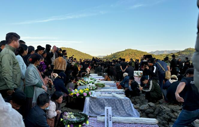 По време на погребението на жертви на междуетническо насилие в гробището на село Секхен, Манипур, Индия, на 20 декември 2023 г.