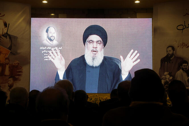 La gente guarda il discorso televisivo del leader di Hezbollah Hassan Nasrallah a Baalbek, in Libano, il 5 gennaio 2024.