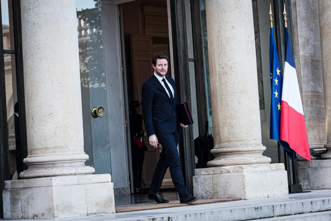 Emmanuel Macron Le ministre délégué chargé des transports, Clément Beaune, à l’issue du conseil des ministres à l’Elysée, à Paris, le 20 décembre 2023.