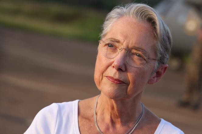 L’ancienne première ministre Elisabeth Borne lors d’un déplacement en Guyane, en décembre 2023.