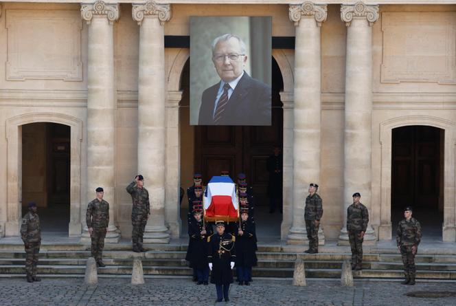 Des gardes républicains portent le cercueil de Jacques Delors lors d’une cérémonie d’hommage national, aux Invalides, à Paris, le 5 janvier 2024.