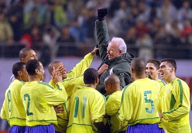 Het Braziliaanse nationale team en zijn coach Mario Zagallo na het winnen van een vriendschappelijke wedstrijd tegen Zuid-Korea, in Seoul, 20 november 2002.