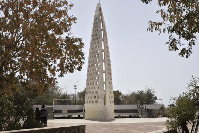 Ya en 1999 se erigió una obra de arte, el Memorial Castel-Almadies, para conmemorar la memoria de la trata de esclavos y la esclavitud en la isla de Gorée, frente a la costa de Dakar.