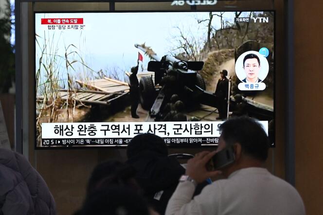 Un boletín de noticias con imágenes de fuego de artillería norcoreano en una estación de tren en Seúl, Corea del Sur, el 6 de enero de 2024.