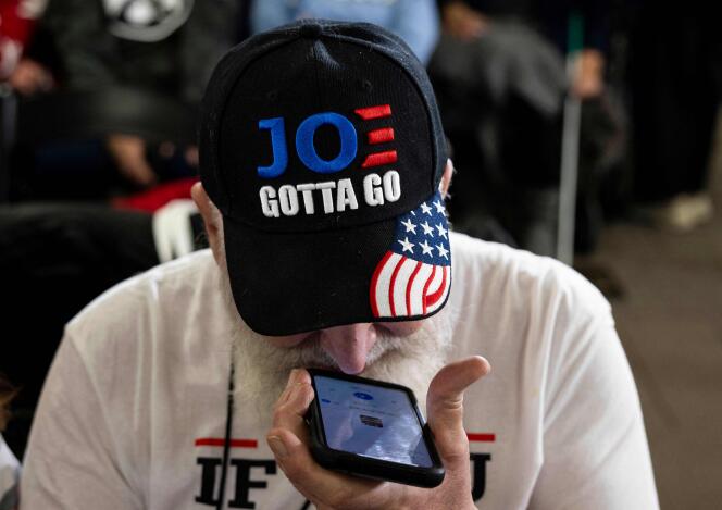 Un partisan de Donald Trump porte une casquette sur laquelle est brodé « Joe doit partir », lors d’un meeting de l’ancien président américain à Newton (Iowa), le 6 janvier 2024. 